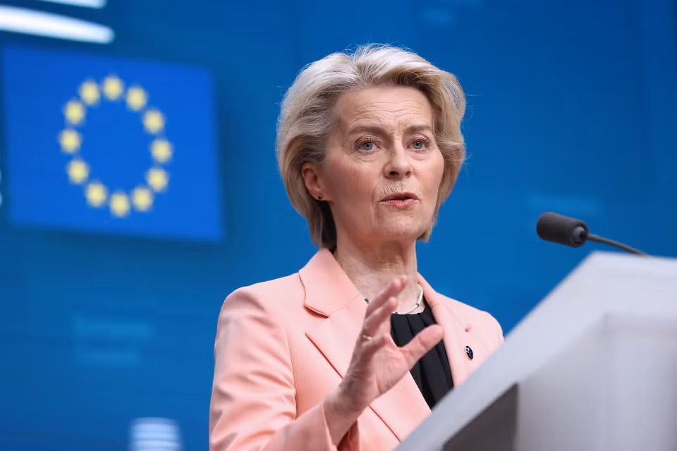 Hội nghị thượng đỉnh Liên minh châu Âu (EU) diễn ra trong hai ngày 27-28/6 tại thủ đô Brussels của Bỉ, tập trung vào ba vấn đề nổi bật: xác định các ưu tiên và đặt ra các định hướng chiến lược của EU trong 5 năm tới; xác định con đường cải cách nội bộ vì đây là bước đi quan trọng để đảm bảo EU hoạt động hiệu quả hơn, đáp ứng kịp thời các thách thức mới và thống nhất hoàn thiện thể chế. Ảnh: Bà Ursula von der Leyen được đề cử vào vị trí Chủ tịch Ủy ban châu Âu nhiệm kỳ thứ hai. (Nguồn: THX/TTXVN)
