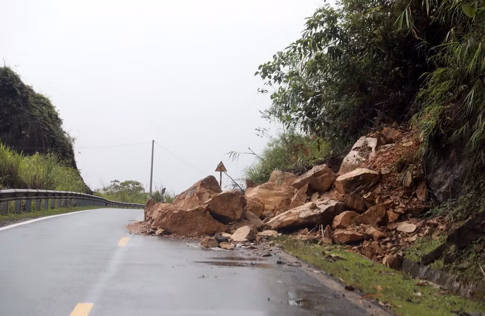 Mặc dù trời đã hết mưa nhưng trên tuyến Tỉnh lộ 129 đoạn qua bản Can Tỷ, xã Ma Quai, huyện Sìn Hồ, Lai Châu vẫn còn tiềm ẩn nguy cơ sạt lở cao, vì vậy mọi người tham gia giao thông trên tuyến đường này cần hết sức cảnh giác nhằm hạn chế thiệt hại về người và tài sản. (Ảnh: Quý Trung/TTXVN)