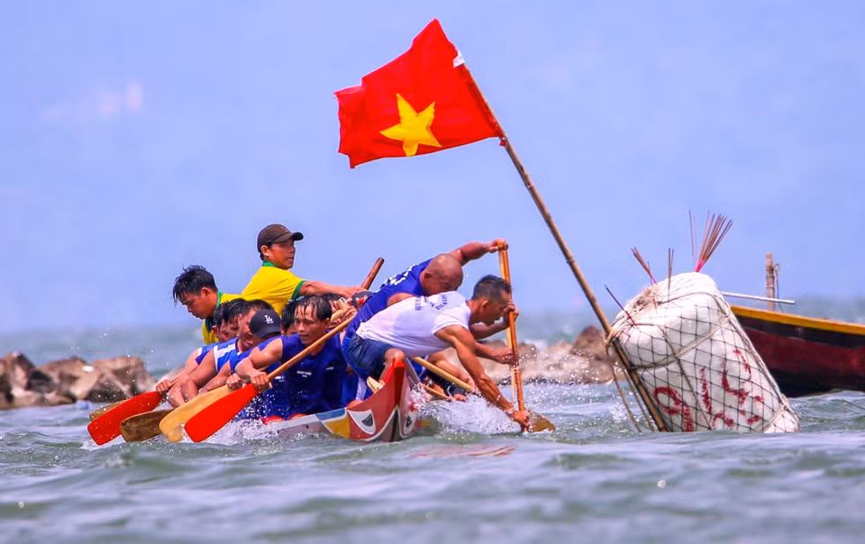 Các vận động viên nỗ lực tranh tài trên sông Hàn. (Ảnh: Trần Lê Lâm/TTXVN)