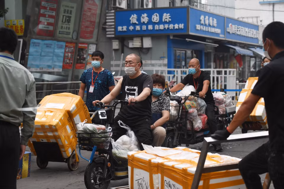 Ngày 13/6, chợ bán buôn lớn nhất ở thủ đô Bắc Kinh của Trung Quốc đã đóng cửa để khử trùng sau khi các nhân viên làm việc tại đây và những khu vực xung quanh có kết quả xét nghiệm dương tính với virus SARS-CoV-2 gây bệnh viêm đường hô hấp cấp COVID-19. (Ảnh: AFP/TTXVN)