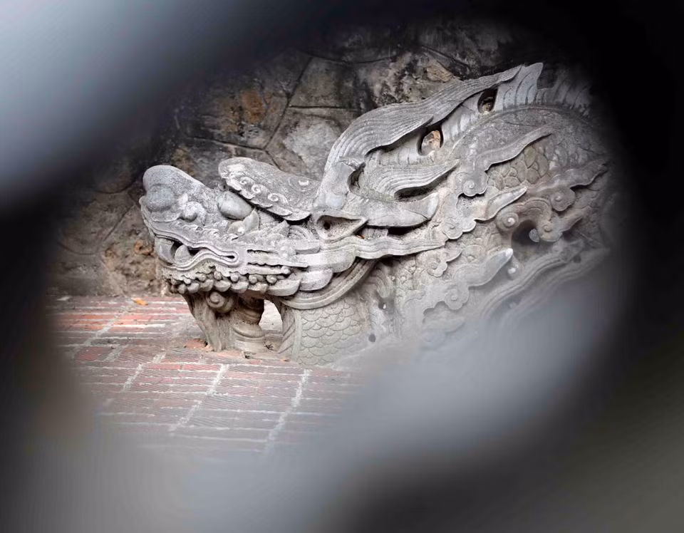 Bộ thành bậc Điện Kính Thiên, niên đại thế kỷ 17, hiện lưu giữ tại Trung tâm Bảo tồn Di sản Thăng Long-Hà Nội. (Ảnh: Thanh Tùng/TTXVN)