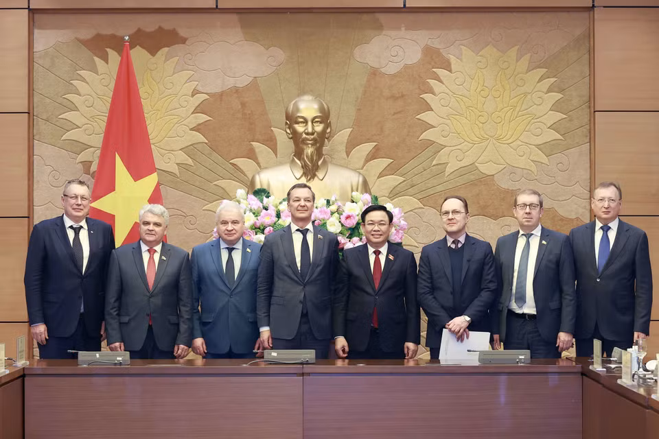 Chủ tịch Quốc hội Vương Đình Huệ chụp ảnh lưu niệm với Phó Chủ tịch thứ nhất Hội đồng Liên bang Nga Vladimirovich Yatski và đại biểu. (Ảnh: Doãn Tấn/TTXVN)
