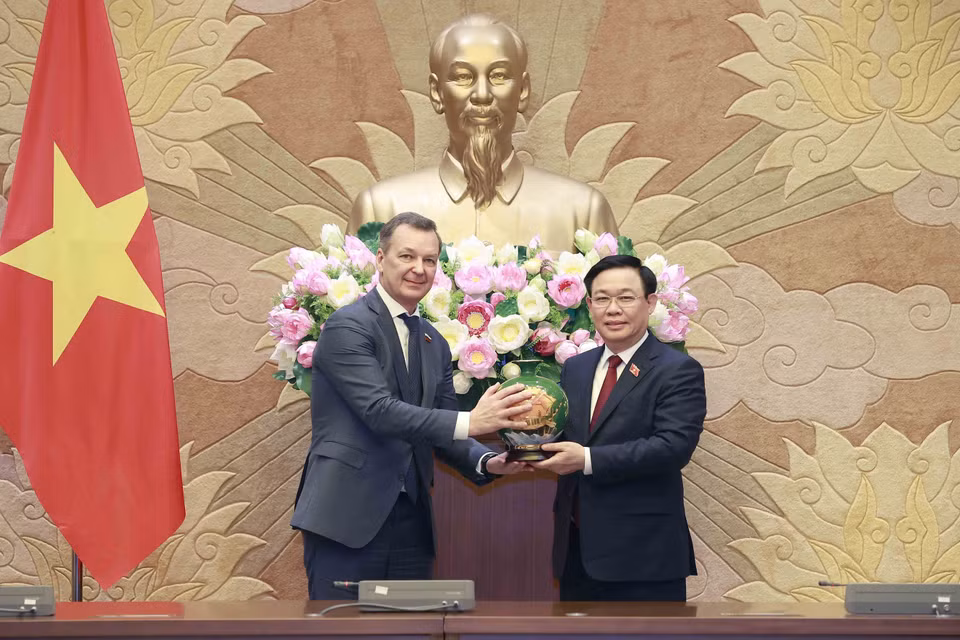 Chủ tịch Quốc hội Vương Đình Huệ trao quà lưu niệm cho Phó Chủ tịch thứ nhất Hội đồng Liên bang Nga Andrey Vladimirovich Yatskin. (Ảnh: Doãn Tấn/TTXVN)