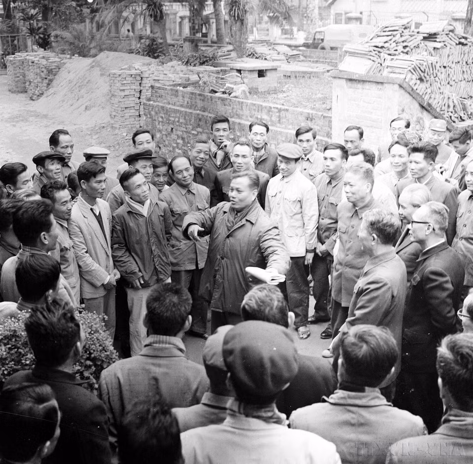 Đồng chí Kaysone Phomvihane nói chuyện thân mật với chuyên gia Việt Nam. (Ảnh: TTXVN)