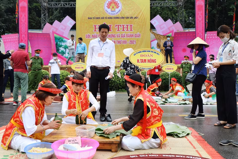 Đội thi huyện Tam Nông trong phần thi gói, nấu bánh chưng. (Ảnh: Trung Kiên/TTXVN)