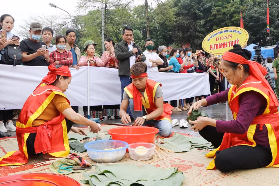 Đội thi huyện Thanh Thủy trong phần thi gói, nấu bánh chưng. (Ảnh: Trung Kiên/TTXVN)