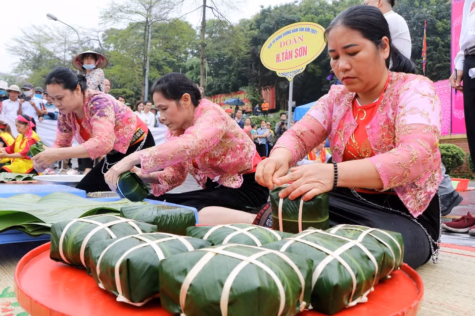 Đội thi huyện Tân Sơn trong phần thi gói, nấu bánh chưng. (Ảnh: Trung Kiên/TTXVN)
