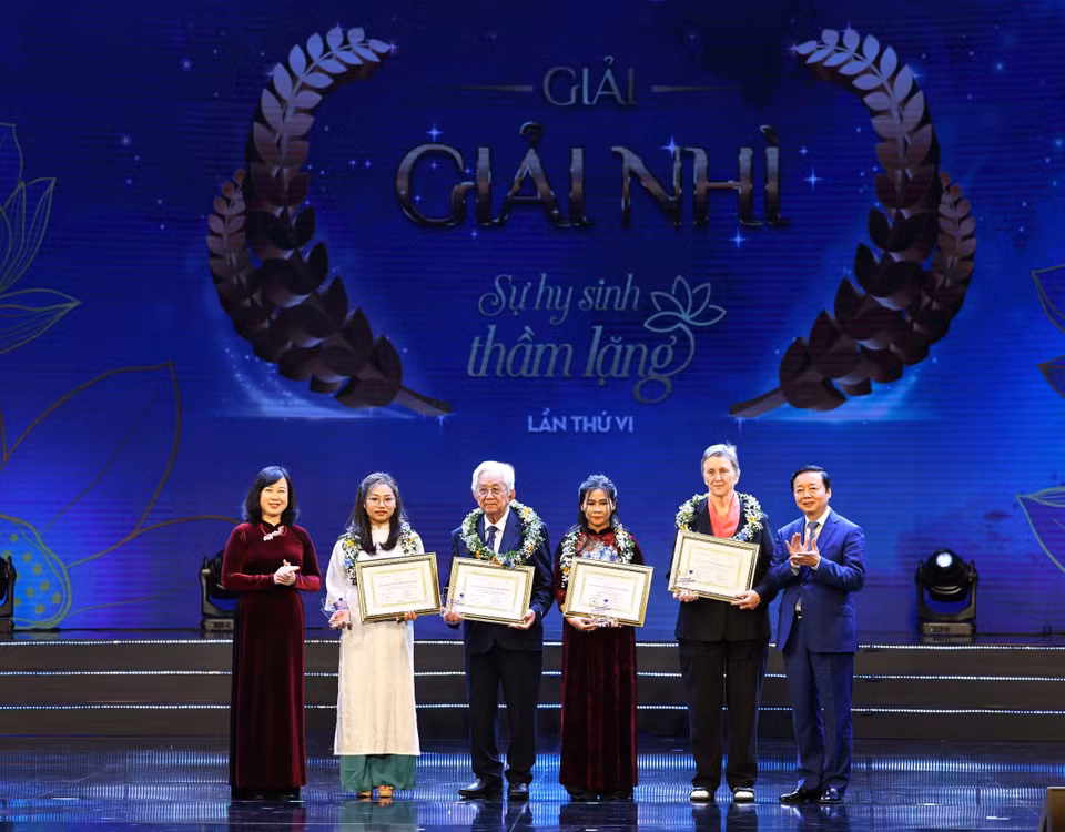 Phó Thủ tướng Trần Hồng Hà và Bộ trưởng Bộ Y tế Đào Hồng Lan trao giải Nhì cho các tác giả và chứng nhận cho nhân vật trong tác phẩm đoạt giải. (Ảnh: Thống Nhất/TTXVN)