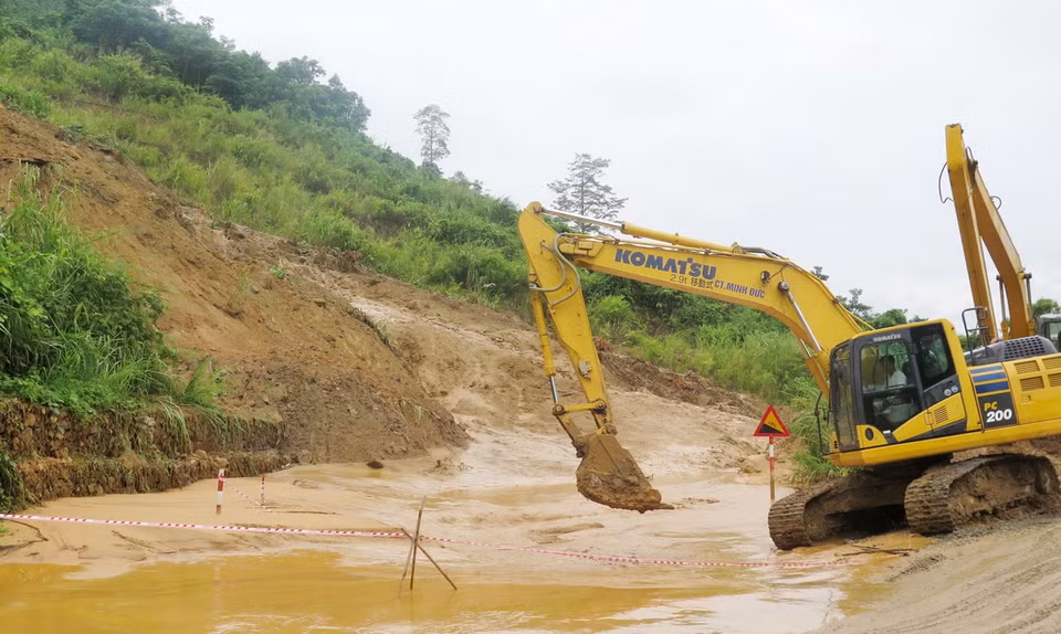 Khắc phục hậu quả sạt lở đất tại Km80+600, Quốc lộ 279, đoạn thuộc thôn Bông 1 - 2, xã Bảo Hà, huyện Bảo Yên, tỉnh Lào Cai. (Ảnh: Hồng Ninh/TTXVN)