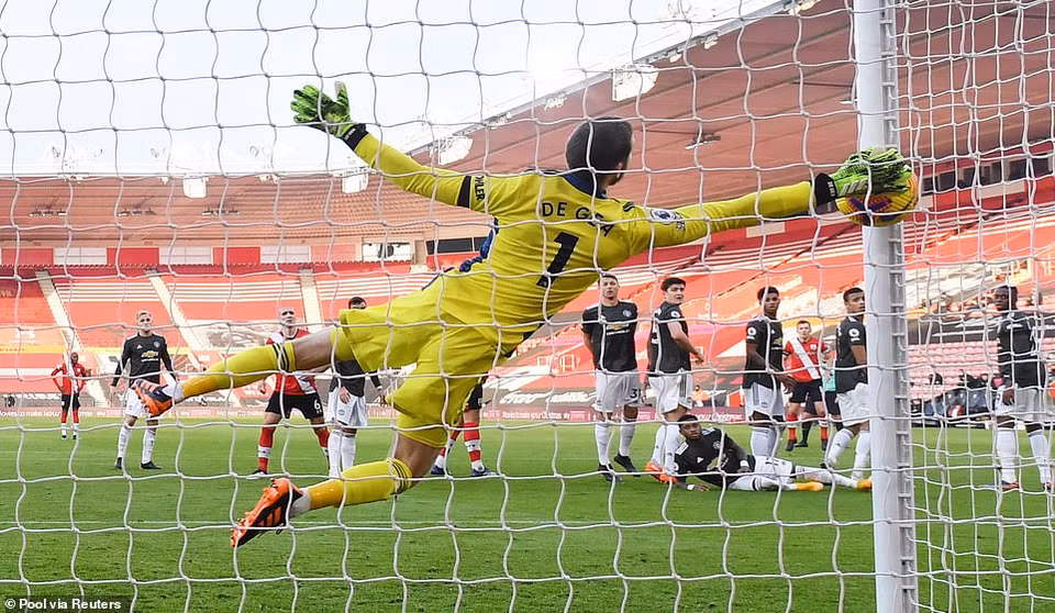 ...để hạ gục De Gea và nhân đôi cách biệt cho Southampton. (Nguồn: Reuters)