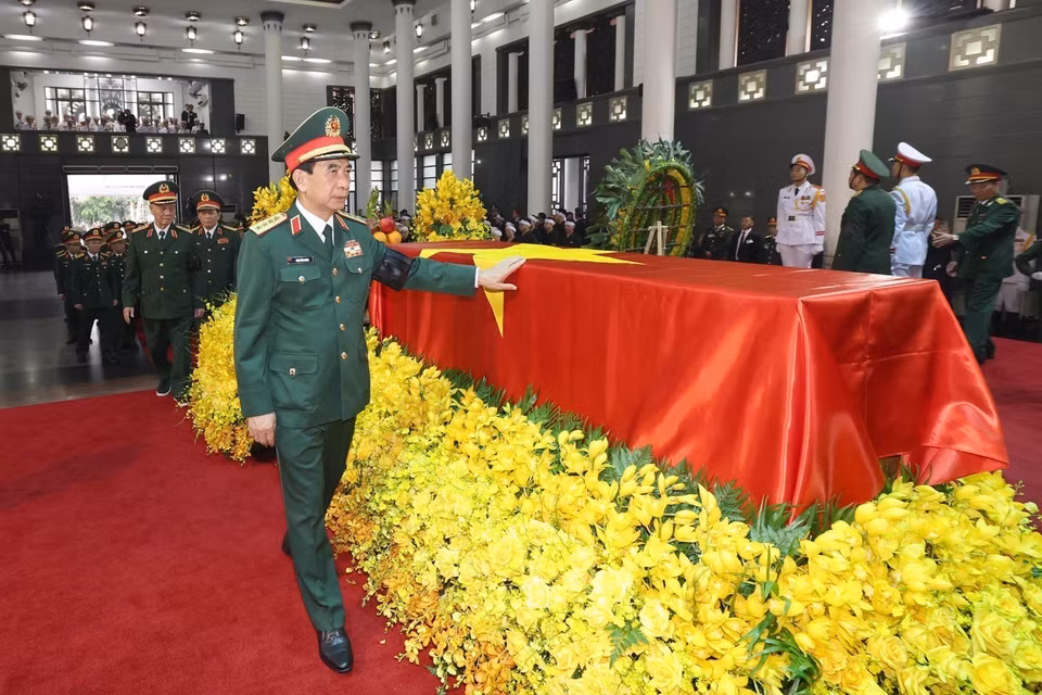 Đại tướng Phan Văn Giang, Phó Bí thư Quân ủy Trung ương, Bộ trưởng Bộ Quốc phòng viếng Tổng Bí thư Nguyễn Phú Trọng. (Ảnh: TTXVN)
