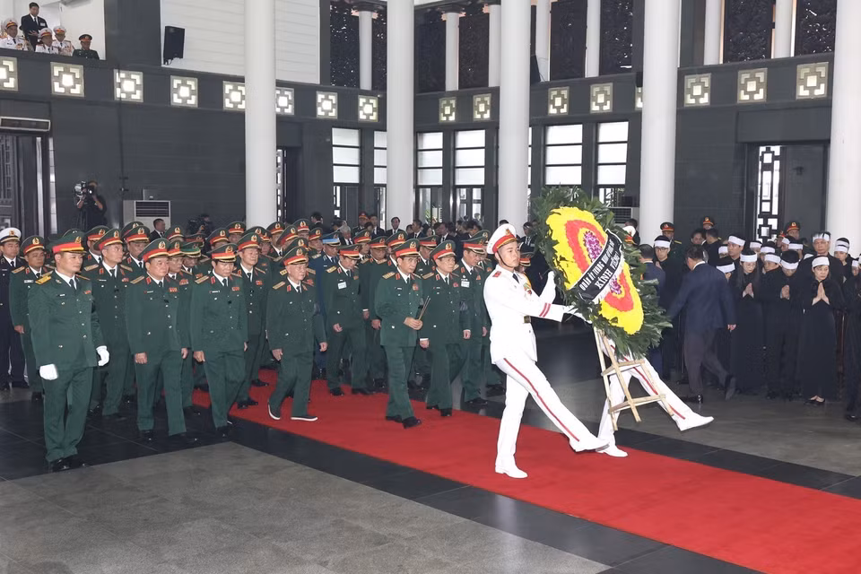 Đoàn Quân ủy Trung ương - Bộ Quốc phòng do đồng chí Đại tướng Phan Văn Giang, Ủy viên Bộ Chính trị, Phó Bí thư Quân ủy Trung ương, Bộ trưởng Bộ Quốc phòng làm Trưởng đoàn, kính viếng Tổng Bí thư Nguyễn Phú Trọng. (Ảnh: TTXVN)