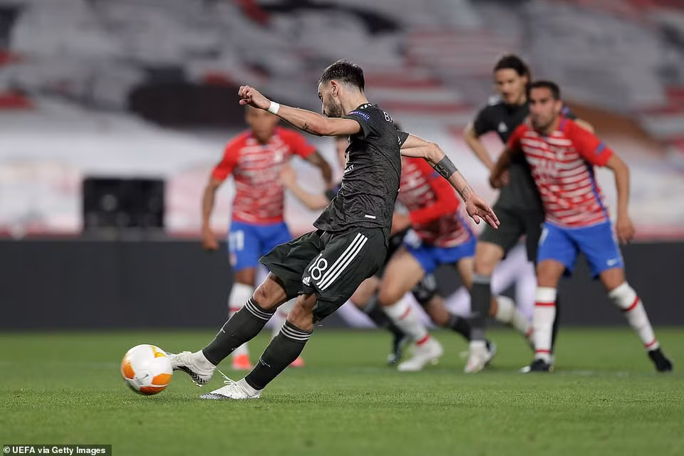 Đến phút 90+1, M.U được hưởng penalty sau tình huống Fernandes bị phạm lỗi trong vòng cấm. (Nguồn: Getty Images)