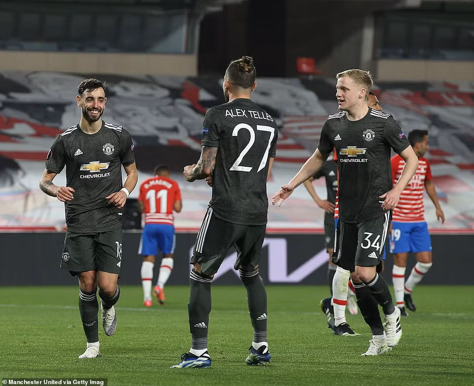 Fernandes không bỏ lỡ cơ hội ấn định chiến thắng 2-0. (Nguồn: Getty Images)