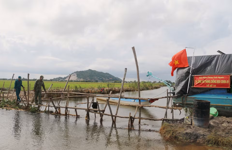 Khu vực đóng chốt của tổ công tác phòng chống dịch số 14- Đồn Biên phòng Vĩnh Nguơn (Bộ đội Biên phòng An Giang) bị ngập nước nên cán bộ chiến sĩ đã cải tiến chiếc phà nhỏ thành chốt kiểm soát nổi để tiếp tục nhiệm vụ phòng chống dịch COVID-19 vào mùa nước nổi. (Ảnh: Công Mạo/TTXVN)