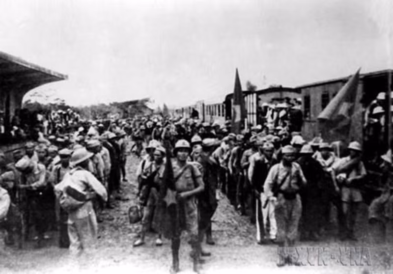 Ngày 26/9/1945, tại ga Hàng Cỏ, đoàn quân Nam tiến đầu tiên rời Hà Nội vào chi viện cho miền Nam, mở đầu cho phong trào Nam tiến, cả nước sát cánh cùng đồng bào Nam Bộ và Nam Trung Bộ đánh giặc cứu nước. (Ảnh: Tư liệu/TTXVN phát)