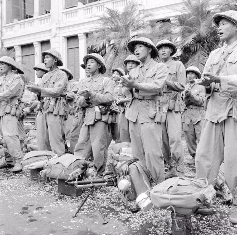 Bộ đội sẵn sàng chiến đấu bảo vệ Thủ đô trong những ngày đầu Toàn quốc kháng chiến, tháng 12/1946. (Ảnh: TTXVN phát)