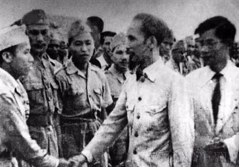 Chủ tịch Hồ Chí Minh đến thăm một đơn vị quyết tử của Hà Nội đầu năm 1947. (Ảnh: Tư liệu/TTXVN phát)