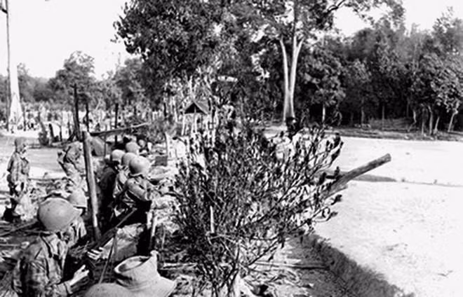 Trong các ngày 15 và 16/12/1946, quân Pháp nổ súng gây hấn nhiều nơi ở Hà Nội. Ngày 17/12/1946, chúng cho xe phá các công sự của ta ở phố Lò Đúc, rồi gây ra vụ tàn sát đẫm máu ở phố Hàng Bún và phố Yên Ninh. (Ảnh: TTXVN phát)
