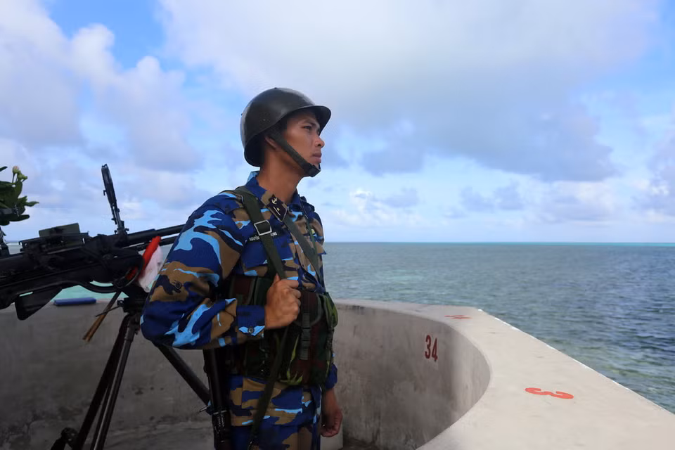 Chiến sĩ đảo Thuyền Chài B làm nhiệm vụ canh gác. (Ảnh: Danh Lam/TTXVN)