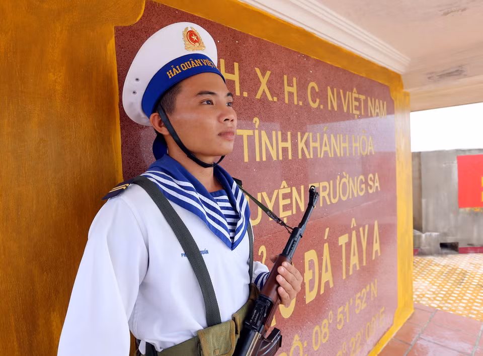 Chiến sĩ đảo Đá Tây A làm nhiệm vụ canh gác. (Ảnh: Danh Lam/TTXVN)