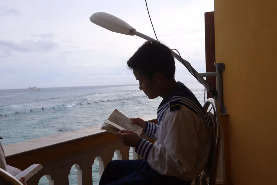 Chiến sĩ đảo Đá Tây A tranh thủ thời gian nghỉ ngơi để đọc sách. (Ảnh: Danh Lam/TTXVN)