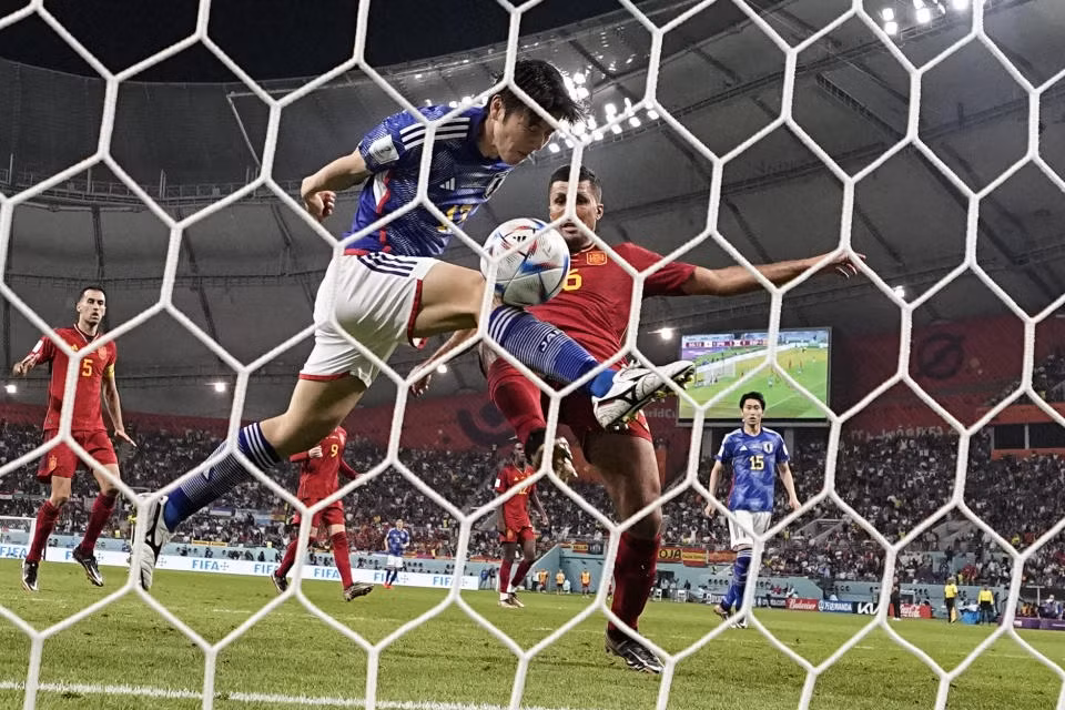 Ao Tanaka đã ghi bàn thắng để đời khi giúp Nhật Bản đánh bại Tây Ban Nha 2-1, qua đó giúp đội nhà giành vé đi tiếp với ngôi đầu bảng. (Nguồn: Getty Images)