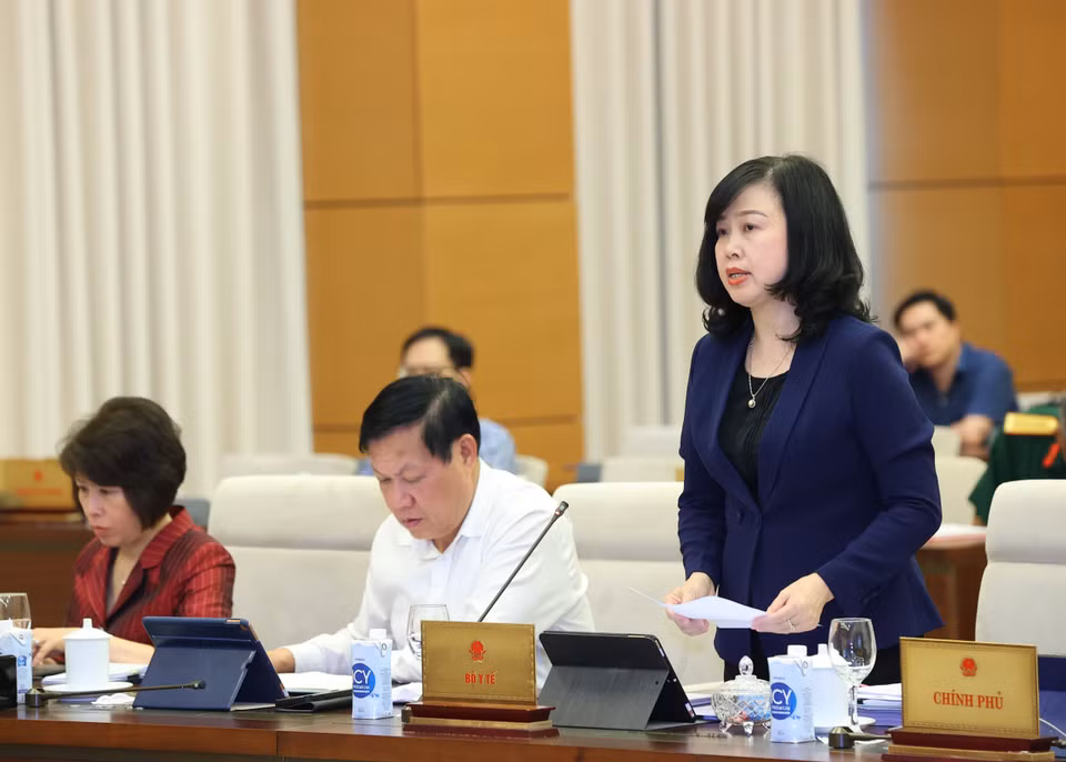 Bộ trưởng Bộ Y tế Đào Hồng Lan trình bày tờ trình. (Ảnh: Văn Điệp/TTXVN)
