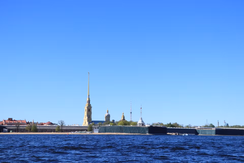 Bồng bềnh trên sông nước ngắm thành phố, những điểm du lịch nổi tiếng của Saint Petersburg lần lượt hiện ra trước mắt chúng tôi với những công trình mang phong cách kiến trúc cổ độc đáo, vườn hoa, khu phức hợp Bảo tàng quốc gia Hermitage, Cung điện mùa Đông…(Ảnh: Hùng Võ/Vietnam+)