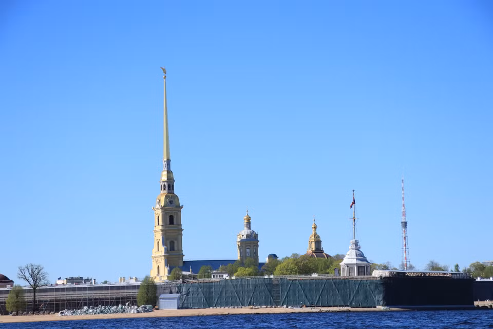 Bồng bềnh trên sông nước ngắm thành phố, những điểm du lịch nổi tiếng của Saint Petersburg lần lượt hiện ra trước mắt chúng tôi với những công trình mang phong cách kiến trúc cổ độc đáo, vườn hoa, khu phức hợp Bảo tàng quốc gia Hermitage, Cung điện mùa Đông…(Ảnh: Hùng Võ/Vietnam+)
