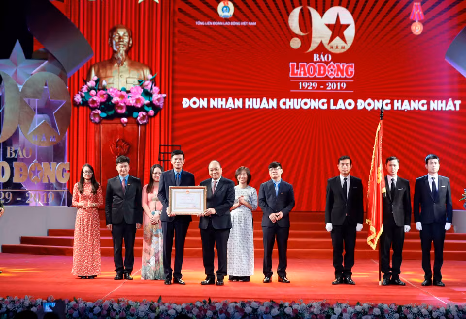 Thủ tướng Nguyễn Xuân Phúc trao tặng Huân chương Lao động hạng Nhất cho Báo Lao động. (Ảnh: Thống Nhất/TTXVN)