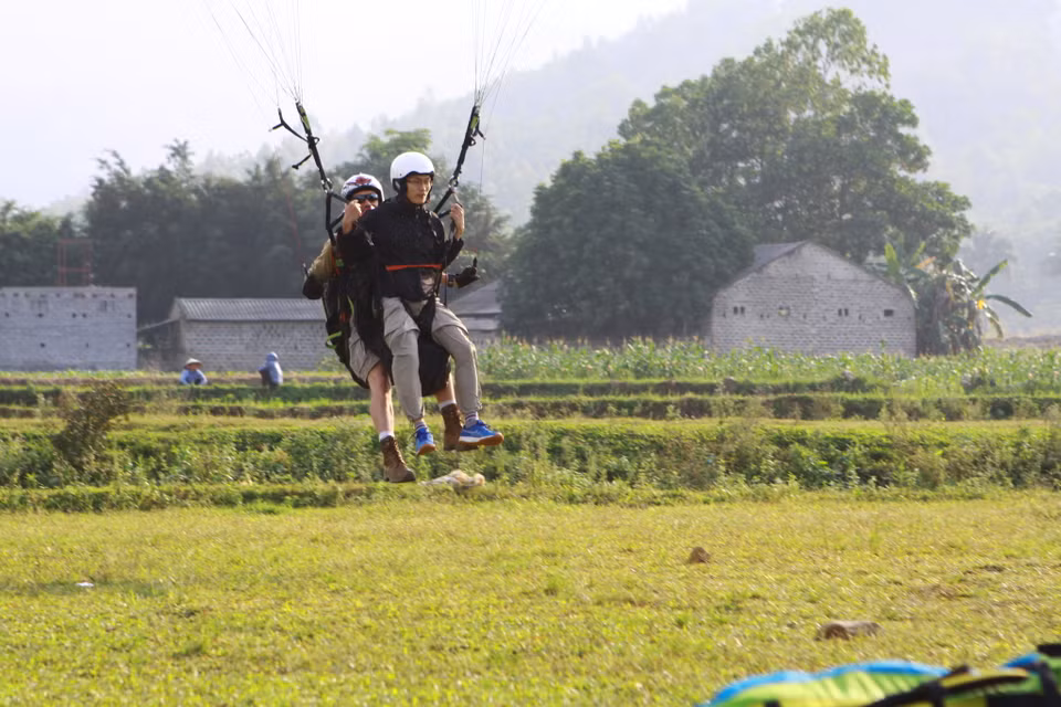 Bay đôi... (Ảnh: HNPG/Vietnam+)