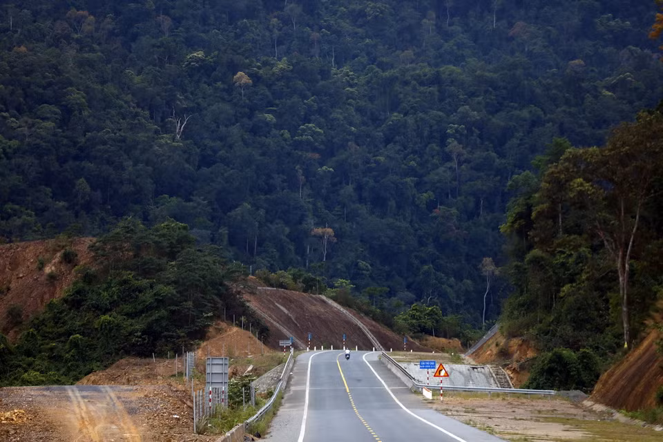 Tuyến đường có 11km đi qua rừng quốc gia Bạch Mã (Thừa Thiên-Huế). (Ảnh: Huy Hùng/TTXVN)