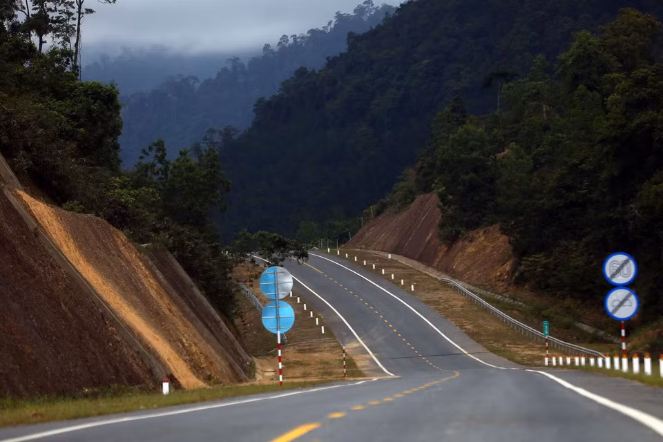 Hiện nay, đơn vị thi công đang bổ sung và dịch chuyển một số biển báo an toàn giao thông, dọn dẹp vệ sinh theo yêu cầu của Hội đồng nghiệm thu Nhà nước. (Ảnh: Huy Hùng/TTXVN)