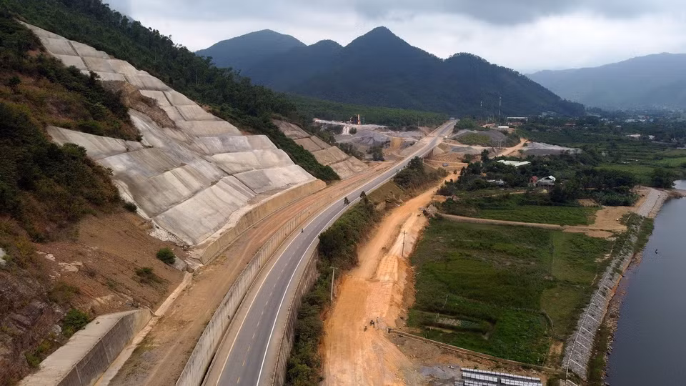 Tại địa phận Đà Nẵng, con đường uốn lượn men theo dòng chảy của dòng sông Cu Đê từ thượng nguồn Bạch Mã. (Ảnh: Huy Hùng/TTXVN)