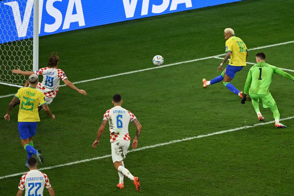 Ngôi sao số 10 của Brazil còn vượt qua thủ thành Dominik Livakovic... (Ảnh: AFP/TTXVN)