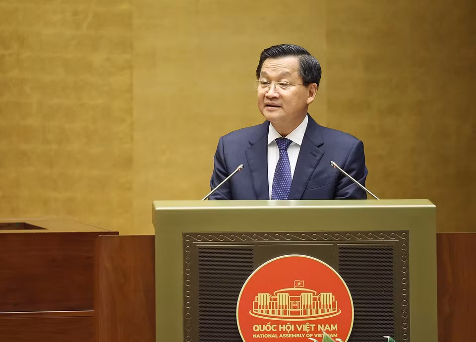 Phó Thủ tướng Lê Minh Khái, thừa ủy quyền của Thủ tướng Chính phủ trình bày Báo cáo đánh giá bổ sung kết quả thực hiện kế hoạch phát triển kinh tế-xã hội và ngân sách nhà nước năm 2023; tình hình thực hiện kế hoạch phát triển kinh tế-xã hội và ngân sách nhà nước những tháng đầu năm 2024. (Ảnh: TTXVN)