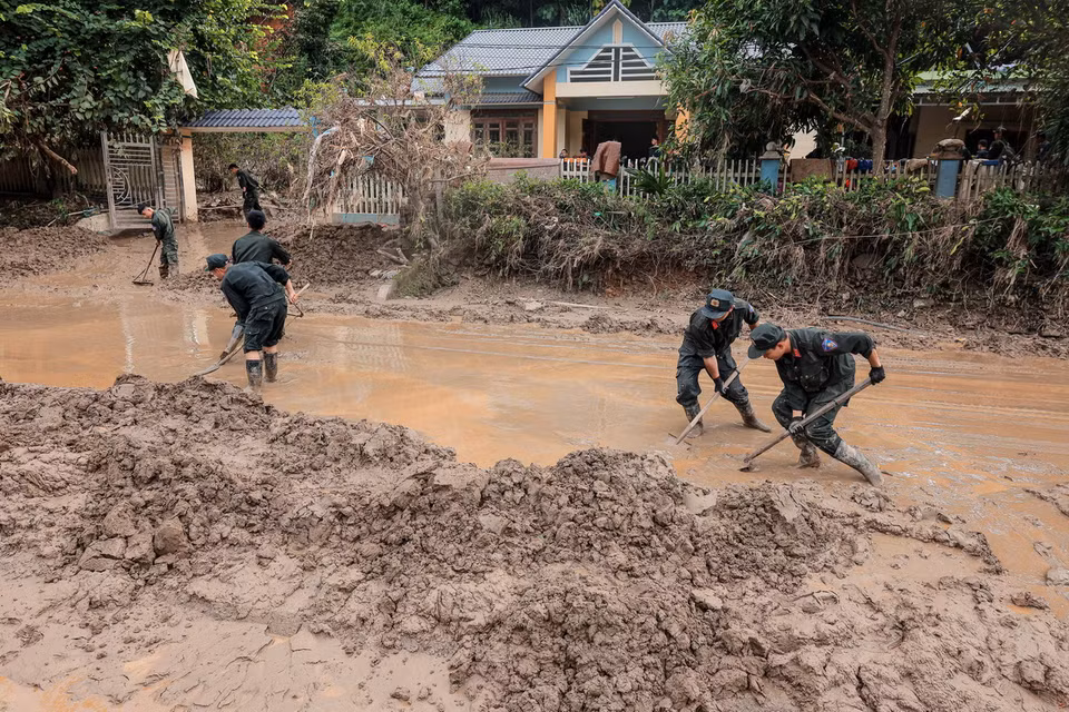 Cảnh sát cơ động hỗ trợ giúp dọn dẹp đường xá, giúp giao thông huyện Bảo Yên, tỉnh Lào Cai nhanh chóng thông suốt, an toàn. (Ảnh: Hoàng Hiếu/TTXVN)