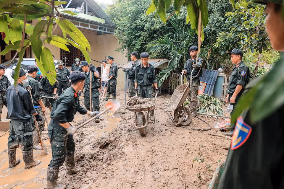 Bộ Tư lệnh cảnh sát cơ động đã huy động 300 cán bộ, chiến sỹ giúp nhân dân các huyện Bảo Hà, Bảo Yên, tỉnh Lào Cai từ 11/9 đến nay. (Ảnh: Hoàng Hiếu/TTXVN)