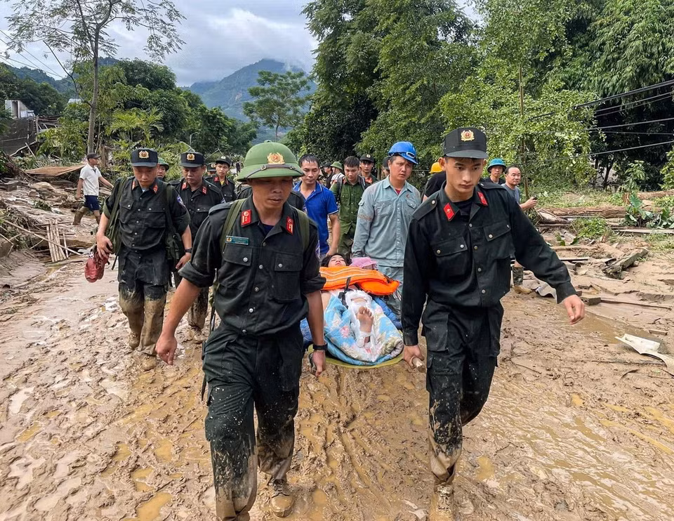 Lực lượng công an cứu hộ, cứu nạn người dân xã Tân Dương, huyện Bảo Yên, tỉnh Lào Cai. (Ảnh: TTXVN)