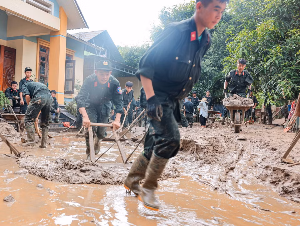 Người chiến sỹ công an nhân dân luôn sẵn sàng giúp đỡ mỗi khi người dân cần. (Ảnh: Hoàng Hiếu/TTXVN)