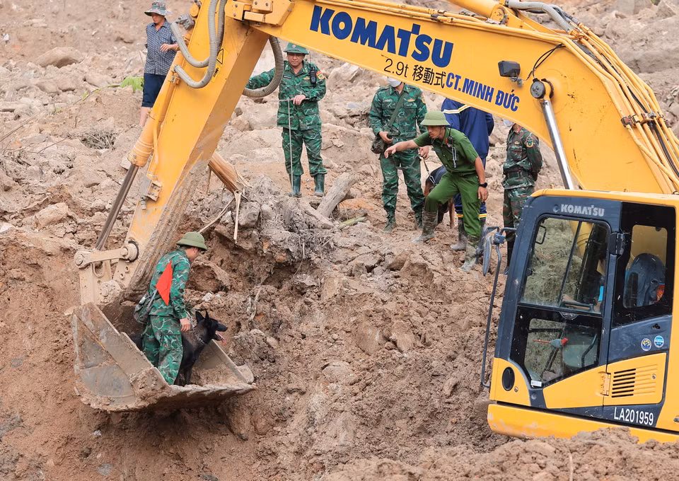 Lực lượng công an luôn có mặt tại tuyến đầu, phối hợp với các lực lượng khác tìm kiếm nạn nhân đang bị mất tích do bão lũ (ảnh chụp tại thôn Làng Nủ, xã Phúc Khánh, huyện Bảo Yên, tỉnh Lào Cai). (Ảnh: Hoàng Hiếu/ TTXVN)