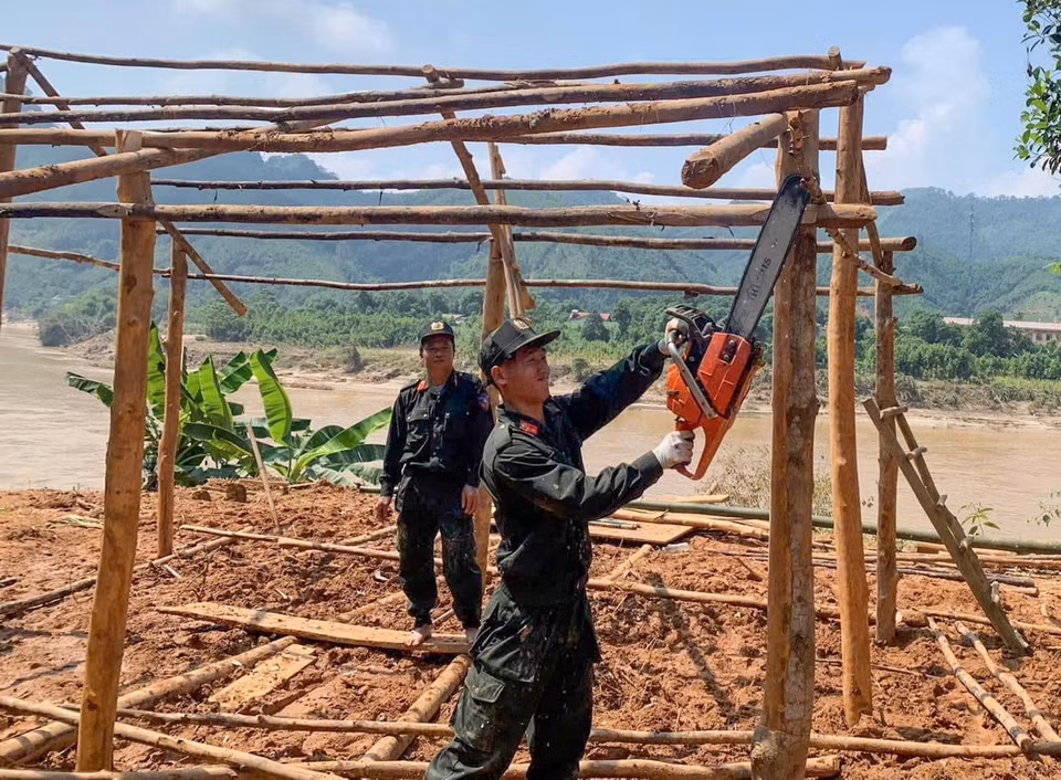 Dựng nhà cho người dân tại Bản Cuông 2, xã Xuân Hòa, huyện Bảo Yên, tỉnh Lào Cai. (Ảnh: TTXVN)