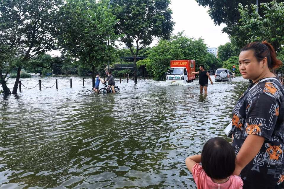 Mưa cả ngày 23/7 khiến nhiều nơi bị ngập sâu. (Ảnh: Tuấn Anh/TTXVN)