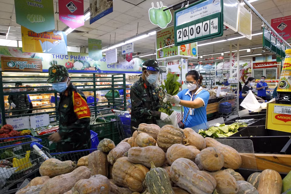 Cán bộ chiến sỹ Trung đoàn 1, Sư đoàn 9, Quân đoàn 4 cùng Hội Liên hiệp phụ nữ Quận 3 đi chợ giúp dân trong những ngày thành phố giãn cách xã hội. (Ảnh: Thanh Vũ/TTXVN)