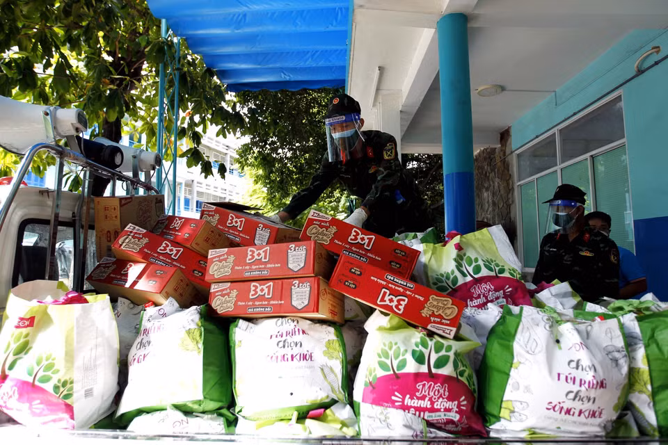 Cán bộ chiến sỹ Trung đoàn 1, Sư đoàn 9, Quân đoàn 4 vận chuyển hàng ngàn túi quà an sinh xã hội trợ giúp người nghèo, hộ gia đình có hoàn cảnh khó khăn ở các phường trong những ngày thành phố giãn cách xã hội. (Ảnh: Thanh Vũ/TTXVN)