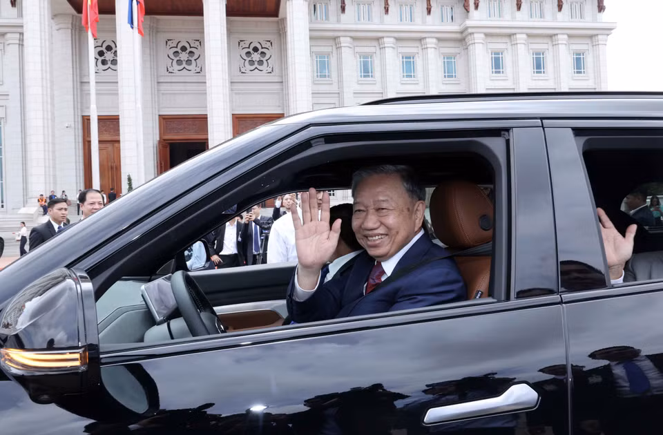 Chủ tịch nước Tô Lâm lái xe ôtô Vinfast VF9 chở Tổng Bí thư, Chủ tịch nước Lào Thongloun Sisoulith. (Ảnh: Nhan Sáng/TTXVN)