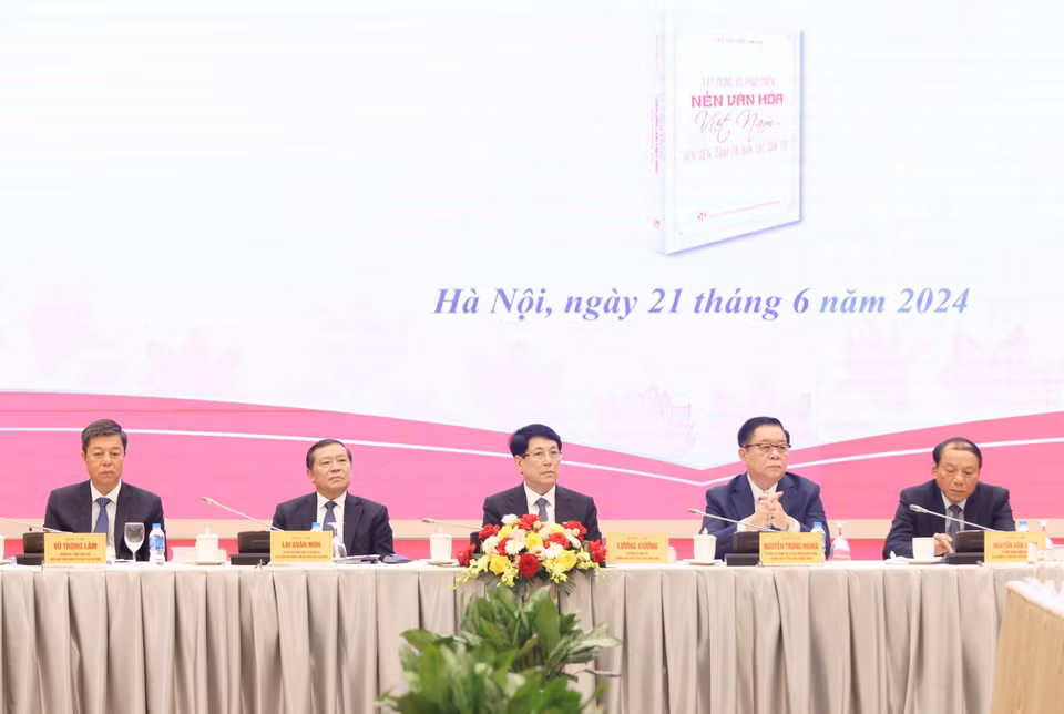 Các lãnh đạo dự Lễ ra mắt sách. (Ảnh: Phương Hoa/ TTXVN)