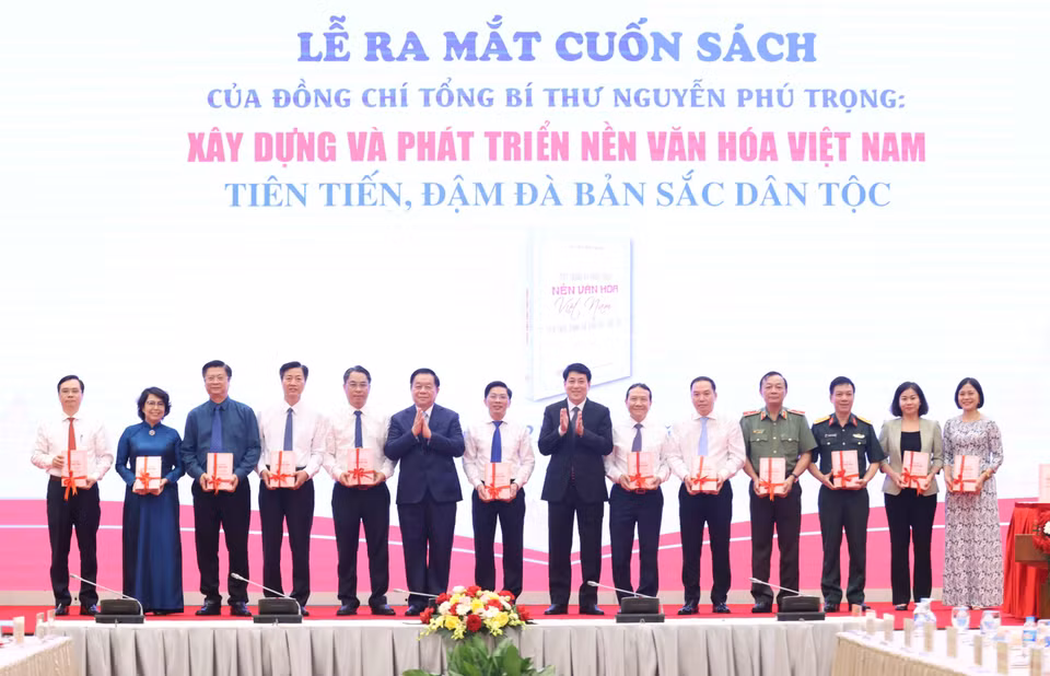 Ông Lương Cường, Ủy viên Bộ Chính trị, Thường trực Ban Bí thư và ông Nguyễn Trọng Nghĩa, Ủy viên Bộ Chính trị, Bí thư Trung ương Đảng, Trưởng Ban Tuyên giáo Trung ương tặng sách cho đại diện các ban Đảng. (Ảnh: Phương Hoa /TTXVN)