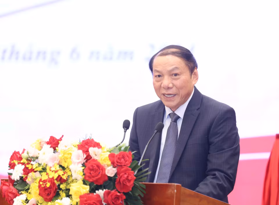 Ủy viên Trung ương Đảng, Bộ trưởng Bộ Văn hoá Thể thao và Du lịch Nguyễn Văn Hùng phát biểu tại buổi lễ ra mắt sách. (Ảnh: Phương Hoa/TTXVN)